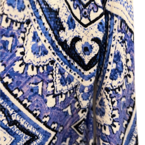 Chico’s Women’s Blue and White M Soft Knit Abstract Design Button Down Sweater - Picture 5 of 7